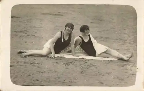 Foto Ak Zwei Frauen am Strand, Badeanzug, Handtuch