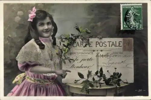 Ak Mädchen mit einer Postkarte, Stechpalme, Mistelzweige