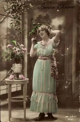 Ak Junge Frau in blauem Kleid, Blumen, Blumentopf