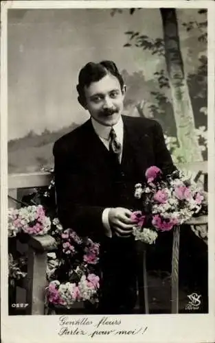 Ak Nobler Mann mit Blumenstrauß, Portrait, Gratulant