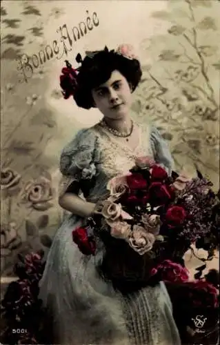 Ak Glückwunsch Neujahr, Frau mit Blumenstrauß, Rosen