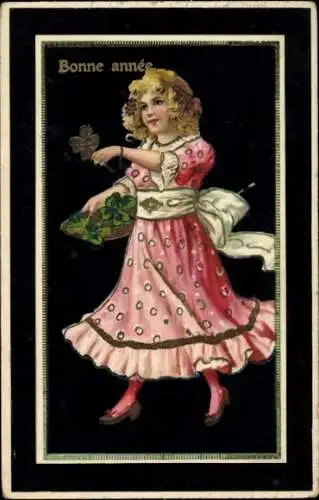 Präge Ak Glückwunsch Neujahr, Mädchen in einem rosa Kleid mit Kleeblätter im Hut tragend