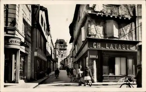 Ak Saint Jean d'Angély Charente Maritime, La Rue Grosse Horloge et la Tour de la Vieille Horloge