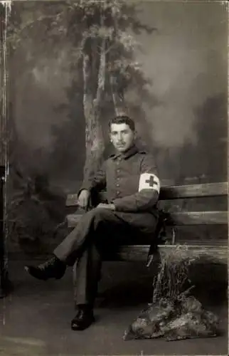 Foto Ak Molsheim Elsass Bas Rhin, Deutscher Soldat in Uniform, Sanitäter
