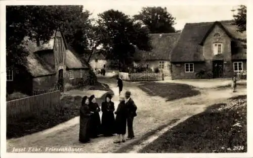 Ak Insel Föhr in Nordfriesland, Friesenhäuser, Anwohner in Tracht