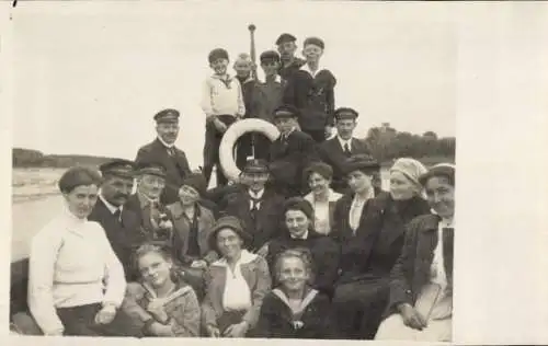Foto Ak Gesellschafts-Segeln nach der Krückau 1918, Gruppenbild