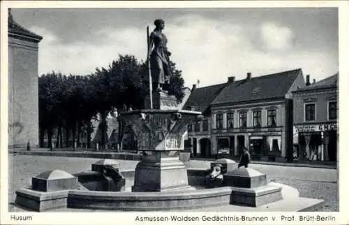 Ak Husum in Nordfriesland, Asmussen Woldsen Gedächtnisbrunnen, Geschäftshäuser, Gasthof