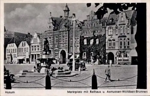 Ak Husum in Nordfriesland, Marktplatz, Rathaus, Asmussen-Woldsen-Brunnen