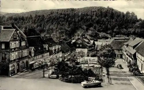 Ak Lautenthal Langelsheim im Oberharz, Marktplatz mit Brunnen, Auto, Cabrio