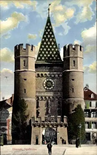Ak Basel, Fußgänger durchlaufen Spalentor, Uhr