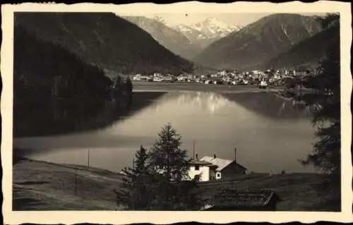 Ak Davos Kanton Graubünden, Blick über den See zum Ort