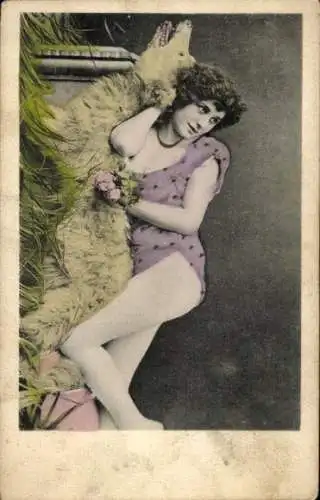 Ak Frau liegt auf Bärenfell, Portrait, Blumen