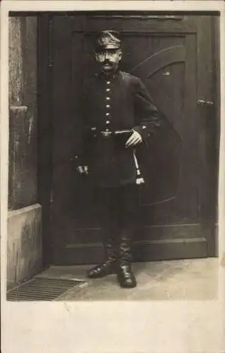 Foto Ak Mann in Uniform, Standportrait, Kaiserzeit