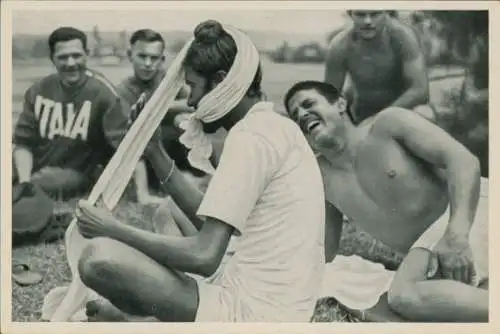 Sammelbild Olympia 1936, Indischer Langstreckenläufer Singh bindet Turban, italienischer Athlet