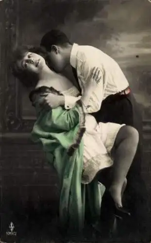 Ak Liebespaar, Frau in Unterwäsche, Mann küsst ihren Nacken