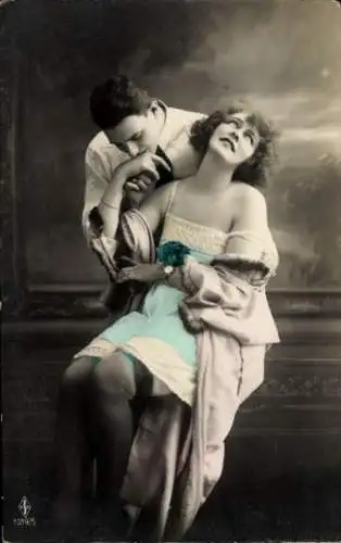 Ak Liebespaar, Frau in Unterwäsche, Mann küsst ihre Hand