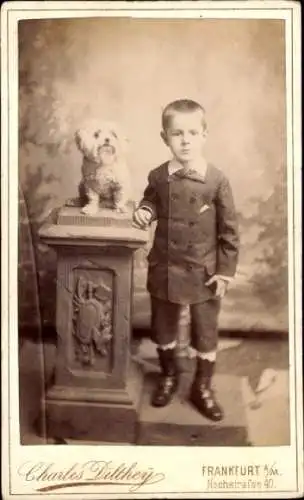 CdV Frankfurt am Main, Standportrait von einem Jungen mit Hund