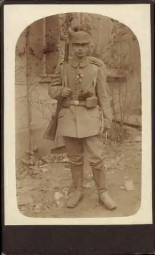 CdV Deutscher Soldat in Uniform, Ausmarschfoto in voller Ausrüstung, I WK