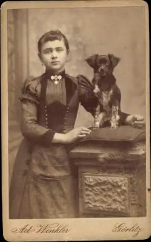 CdV Görlitz in der Lausitz, Junge Frau mit Hund, Standportrait