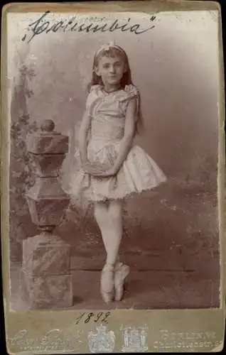 CdV Berlin, Portrait von einem Mädchen als Balletttänzerin, Ballerina, 1892
