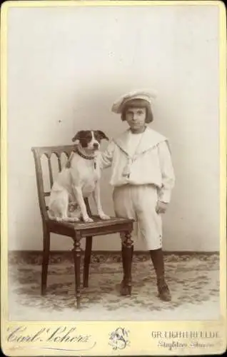Kabinett Foto Berlin, Junge mit Terrier, Portrait