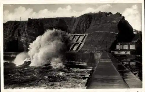 Ak Nordseeinsel Helgoland, Schwere Brandung an der Hafenmauer
