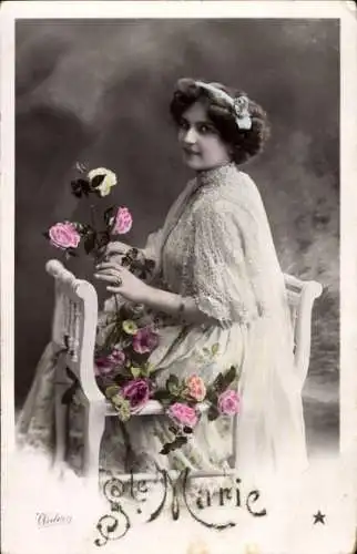 Ak Glückwunsch Sankt Maria, Frau-Portrait, Blumen, Stuhl