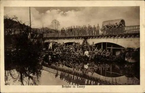 Ak Essey Meurthe et Moselle, deutsche Soldaten auf einer Brücke, 1. WK