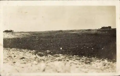 Foto Ak Deutsche Stellung an der Aisne, zerschossene Panzer, 1917