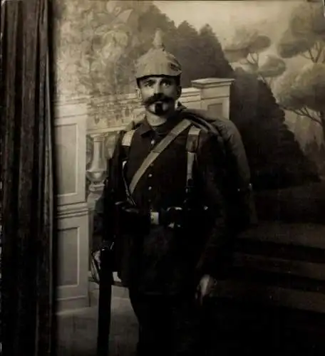 Foto Ak Deutscher Soldat in Uniform, Standportrait, Sturmsoldat