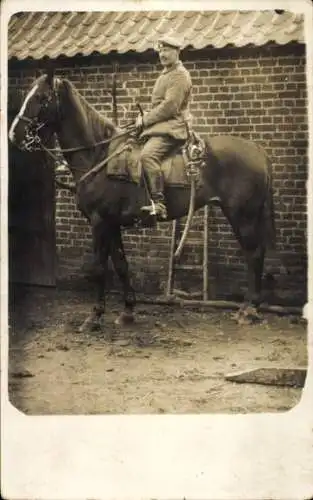 Foto Ak Deutscher Soldat in Uniform auf einem Pferd, Portrait