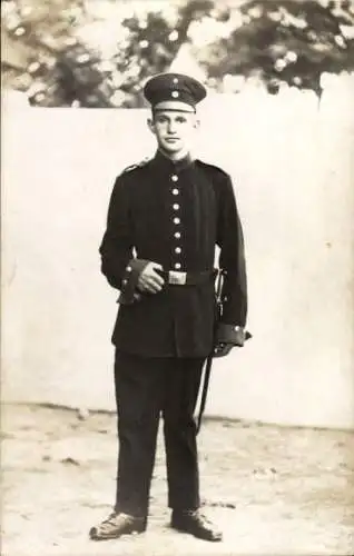 Foto Ak Dresden, Deutscher Soldat in Uniform, Standportrait