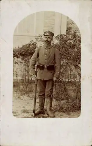 Foto Ak Deutscher Soldat in Uniform, Wachsoldat, Standportrait