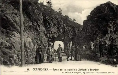 Ak Gérardmer Lothringen Vosges, Tunnel sur la route de la Schlucht am Munster