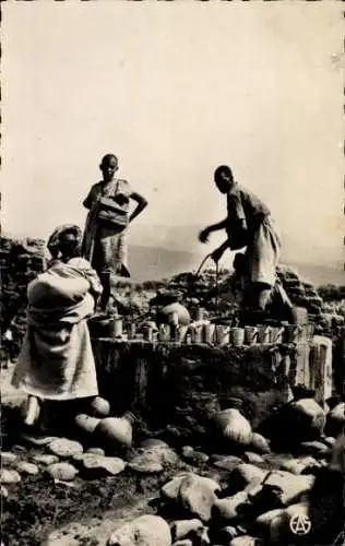 Ak Afrika, Afrikaner tragen Wasser, Wasserträger, Wasserschöpfer