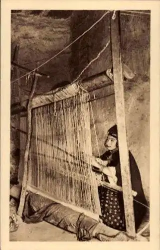 Ak Algerien, Teppichweberin bei der Arbeit