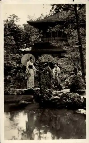Ak Yokohama Präf. Kanagawa Japan, Frauen in Kimonos, Sonnenschirm, Garten, Teich