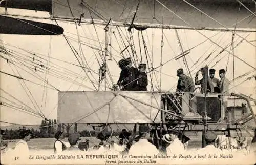 Ak Französisches Militär-Luftschiff La République, Militärische Finanzkommission in der Gondel