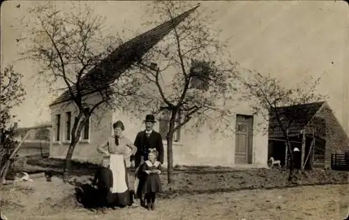 Foto Ak Kronheide Kreis Greifenhagen Pommern, Familie Wilhelm Witt vor einem Wohnhaus, Gehöft