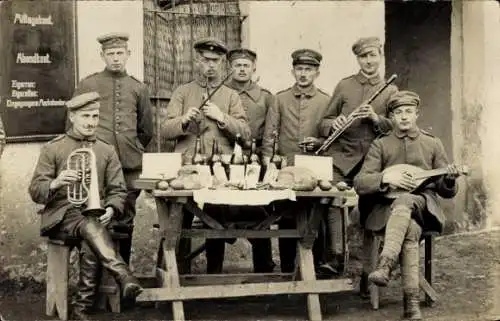 Foto Ak Skopje Üsküb Mazedonien, Soldaten, Gruppenfoto, Lebensmittel