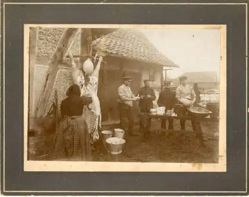 Foto Völksen Springe am Deister, Schlachtfest um 1900, Schwein