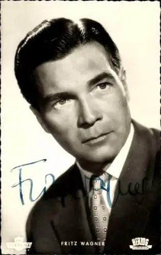Ak Schauspieler Fritz Wagner, Portrait im Anzug, Herzog Film, Schwarzwaldmelodie, Autogramm