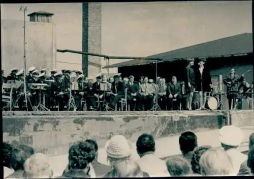 Foto Hansestadt Wismar ? Orchester auf einer Bühne, Sängerinnen, Zuschauer
