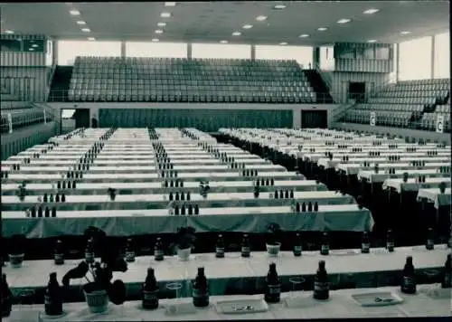 Foto Wismar, Sport- und Mehrzweckhalle, eingedeckte Tafeln, Veranstaltungssaal