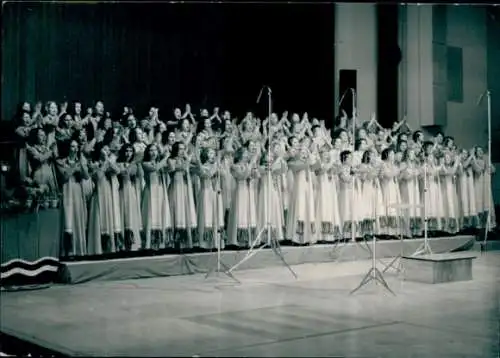 Foto Wismar, Sport- und Mehrzweckhalle, Chor auf der Bühne
