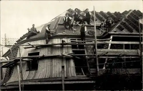 Foto Ak Dachdecker bei der Arbeit auf einem Hausdach, Baustelle