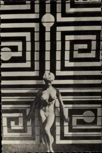 Foto Frauenakt, nackte Frau vor einer Wand, Busen