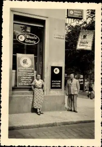 Foto Zella Mehlis im Thüringer Wald, Mann und Frau vor einem Geschäft, Staats-Lotterie