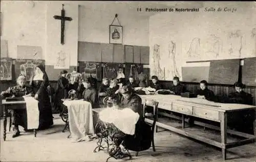 Ak Nederbrakel Ostflandern, Pensionnat, Salle de Coupe, Näharbeiten