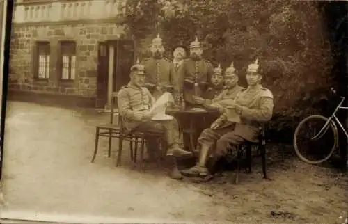 Foto Ak Deutsche Soldaten in Uniformen an einem Tisch